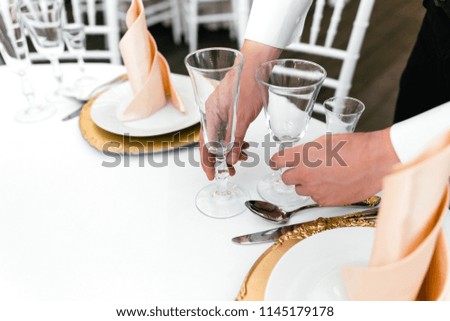 Serving of tableware tables in the restaurant