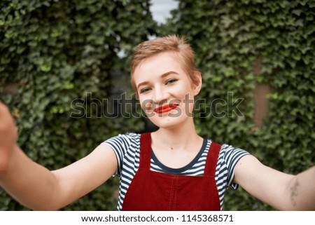  selfi Woman smiling street                              