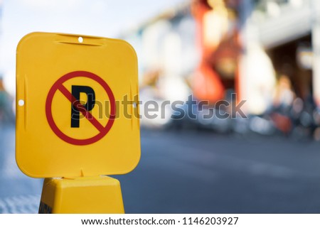 no parking, yellow plastic sign at city street in day light