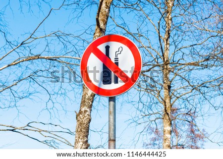 Sign not to drink alcohol and do not smoke in the park