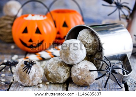 Halloween spider egg cake pops or cookies, funny Halloween dessert idea for kids