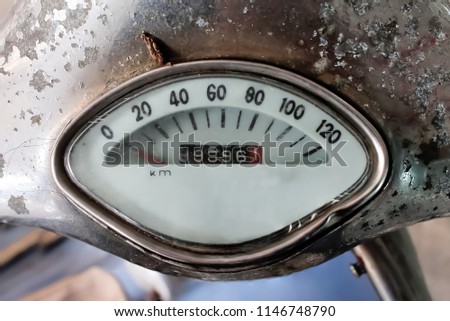 Mileage of the old motorcycle is also an analog system, which uses a gear mechanism to work.