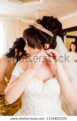 Bride in white dress with her girlfriends in gold dresses