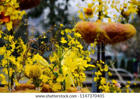 Floral design, Lilium and Oncidium flexuosum (Dancing-Doll Orchid)