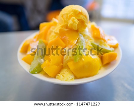 Shaved Ice with Fresh Mango and ice cream