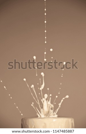 Picture of white splash liquid.