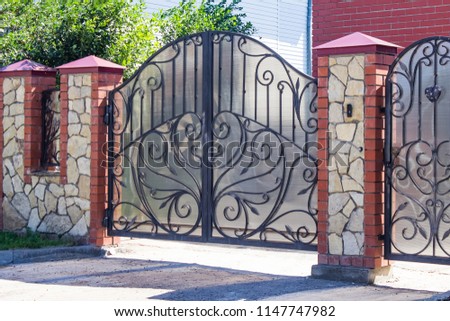 
Automatic gates with forged elements