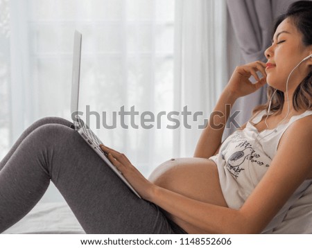pregnant woman using computer at home