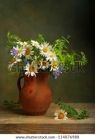 Still life with a bouquet of daisies