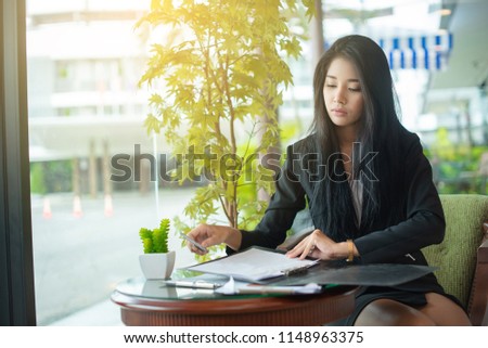 Asian businesswoman sitting firmly working.