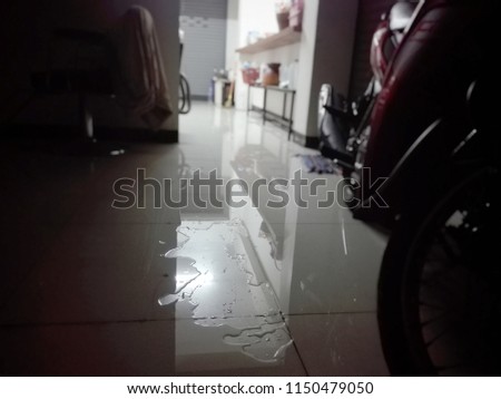 Blurry image,Home tile The floor was flooded. Flow into the interior, flood the house,need blur picture