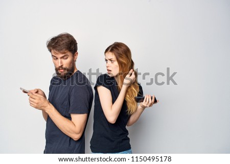 man peeps by a woman, mobile phone                         