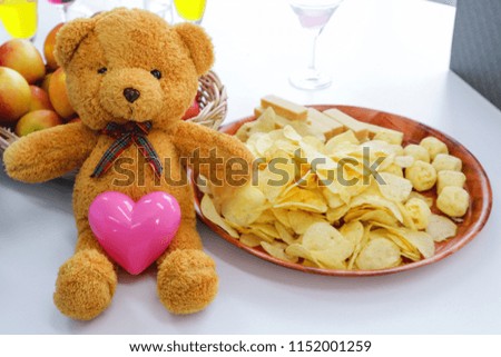 Teddy Bear Tie a bow with pink heart. Place the wafer on the tray. French fries Various snacks and juice drinks.
