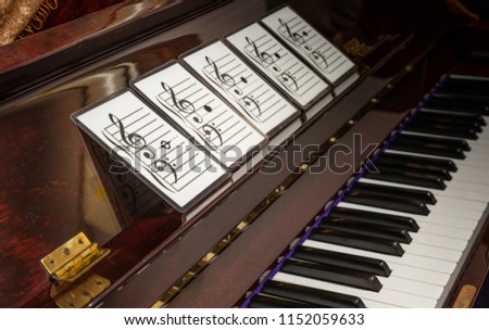 Perspective view of music note on flash cards. Flash cards of music note on old piano.