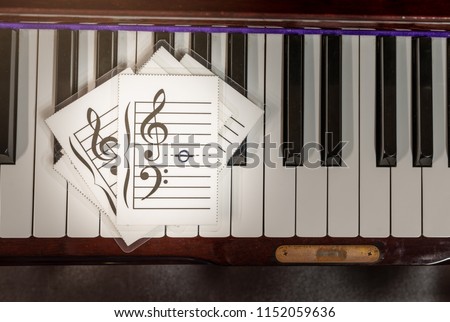 Flash cards with music note icon. Music flash cards on keys piano.
