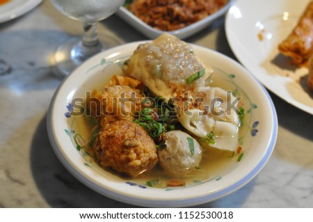 Bakwan Malang is a kind of fish cake, beef stock based, made by sea food cake such as shrimp ball, fish cake and also beef ball and steamed cake.