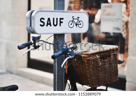 Sign in a french street, that only allows bikes to park there