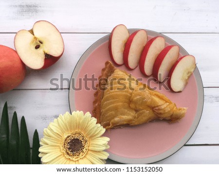 Apple tart with fresh apple