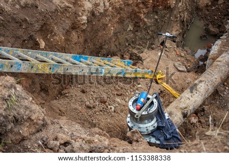 emergency services, the repair team provides safety during the replacement of pipes, old communications are changed to new ones, the gas pipeline, the old and rusted water pipe with dirty gates, repla