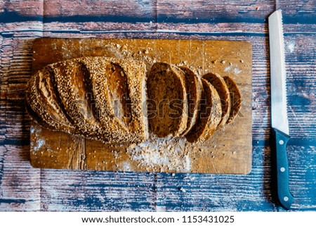 Exhibition of rustic bread sliced on a table.