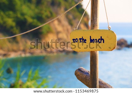 Sign with the text to the beach