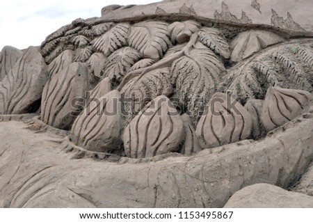 
sand sculpture dragon