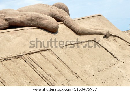 
sand sculpture spiderman