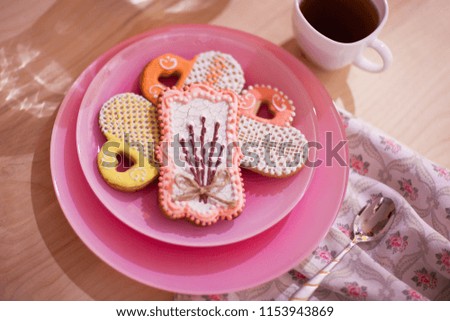 Pink gingerbread and tea