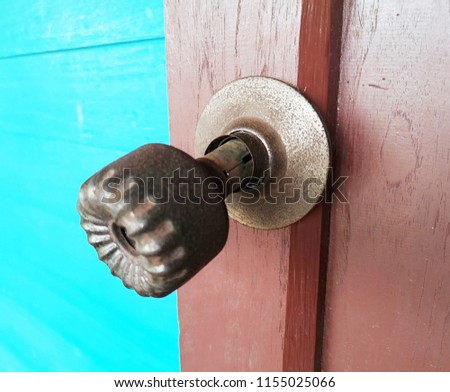 Door knob old and worn.