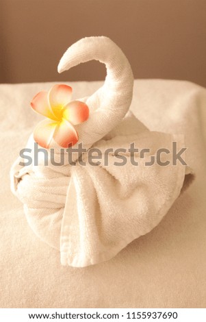 swan of towels with flowers