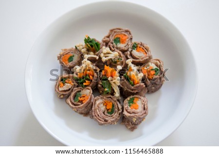 Slice beef roll with mushroom, carrot, chives