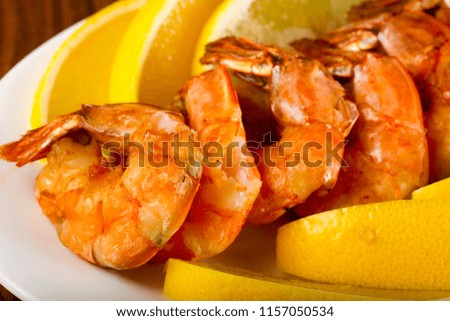 Grilled prawns served lemon