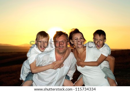 Cheerful family to watch the sunset together