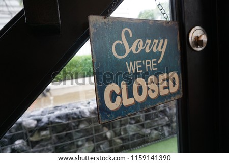 Sign closed - open at the cafe