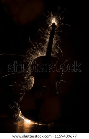 Fiddle sparkling silhouette in the dark