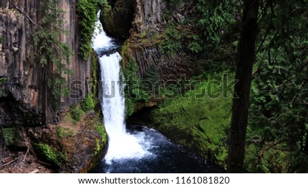 picture of the beautiful toketee falls in Oregon/America