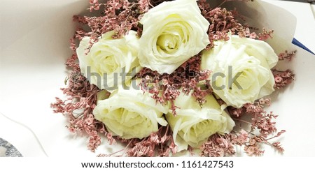 Blurred image,Beautiful white roses bouquet background.