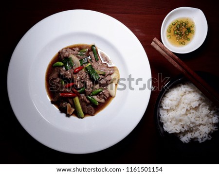 Top view picture of stir fried beef with oyster sauce and rice.