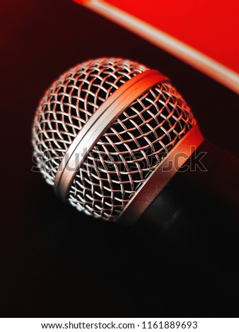 Microphone with a background equalizer for audio recording.