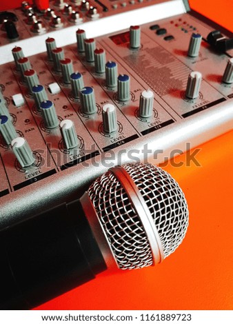 Microphone with a background equalizer for audio recording.