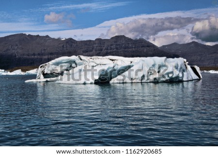 A picture of the Jolulsarlon Glacier Lagoon with small Icebergs