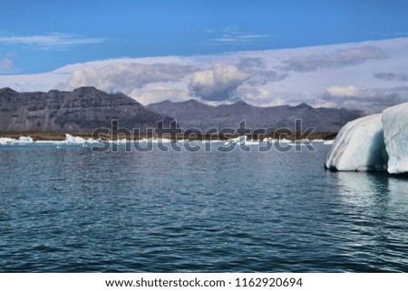 A picture of the Jolulsarlon Glacier Lagoon with small Icebergs