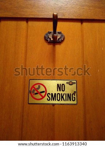 Signs prohibiting smoking .