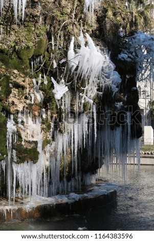 Photography that is showing a frozen fountain in a public park of the city of Montpellier, France