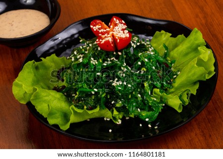 Chucka salad with sesame seeds and tomato
