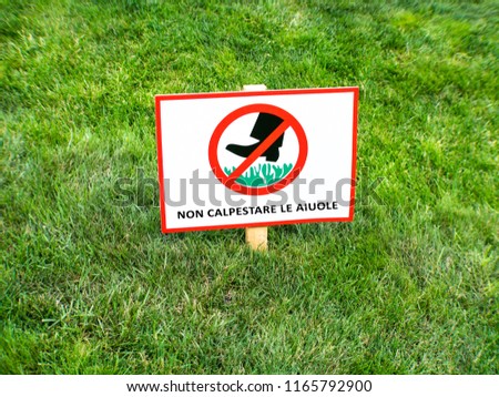 Please keep off the lawn sign in Italian language. NON CALPESTARE LE AIUOLE.