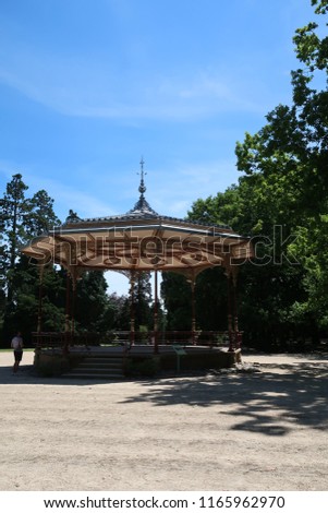 Photography showing a pavilion located in a public park (called 'Parc du Thabor' in French)