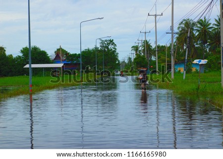 Picture of the flood in Phetchaburi showing the life of the flood victims.