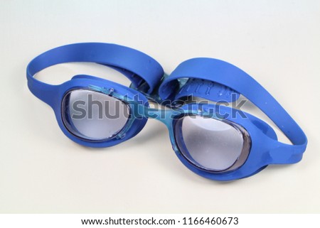 Blue swimming goggles in silicone on a table