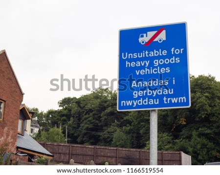 Unsuitable for heavy goods vehicles sign in Wales
